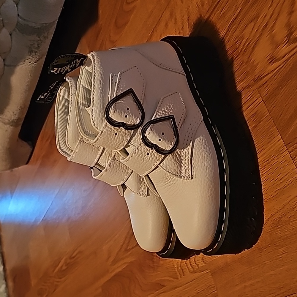 Platform doc martens white